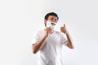 Tıraş adamım. Adam tıraş oluyor.