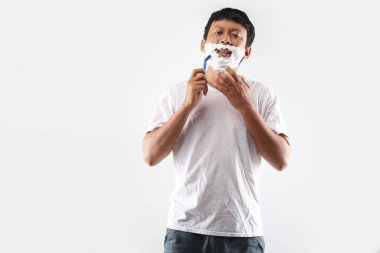 Asyalı adam tıraş oluyor. Asyalı yüz jileti