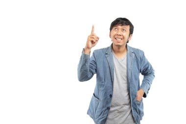 Endonezyalı genç adam el kol hareketi yapıyor