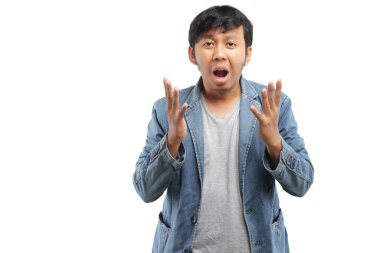 Endonezyalı genç adam el kol hareketi yapıyor