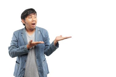 Endonezyalı genç adam el kol hareketi yapıyor