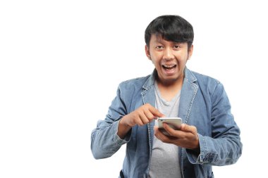 Genç Asyalı adam akıllı telefon kullanıyor. 