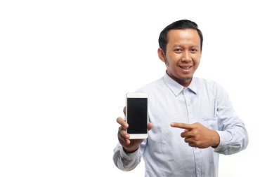 Genç Asyalı adam akıllı telefon kullanıyor. 