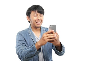 Genç Asyalı adam akıllı telefon kullanıyor. 