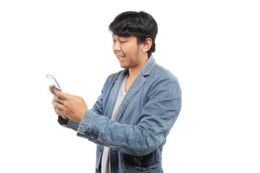 Genç Asyalı adam akıllı telefon kullanıyor. 