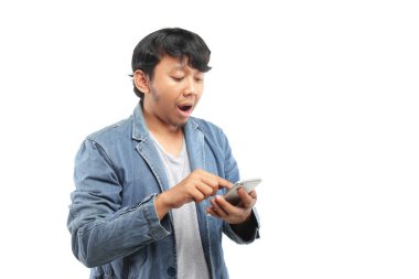 Genç Asyalı adam akıllı telefon kullanıyor. 