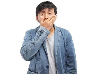 Endonezyalı genç adam el kol hareketi yapıyor