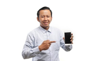 Genç Asyalı adam akıllı telefon kullanıyor. 