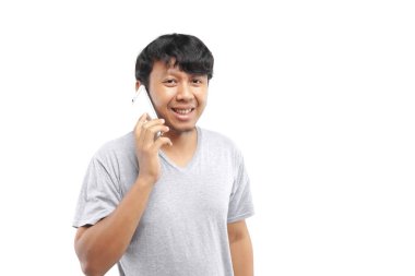 Genç Asyalı adam akıllı telefon kullanıyor. 