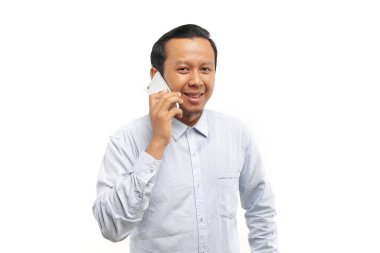 Genç Asyalı adam akıllı telefon kullanıyor. 