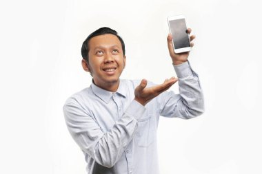 Genç Asyalı adam akıllı telefon kullanıyor. 