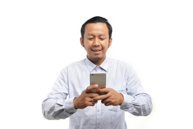 Genç Asyalı adam akıllı telefon kullanıyor. 