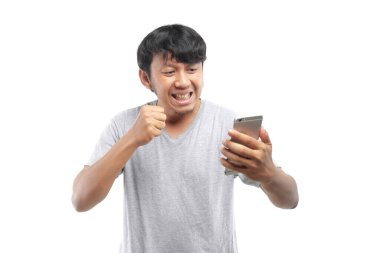 Genç Asyalı adam akıllı telefon kullanıyor. 