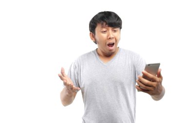 Genç Asyalı adam akıllı telefon kullanıyor. 