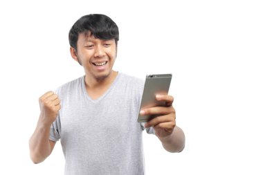 Genç Asyalı adam akıllı telefon kullanıyor. 