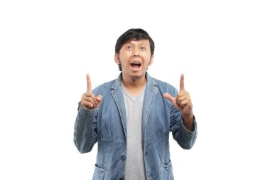 Endonezyalı genç adam el kol hareketi yapıyor