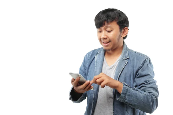 Mladý Asijský Muž Pomocí Smartphone — Stock fotografie