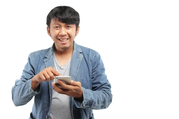 Jeune Asiatique Homme Utilisant Smartphone — Photo