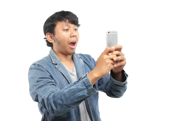 Mladý Asijský Muž Pomocí Smartphone — Stock fotografie