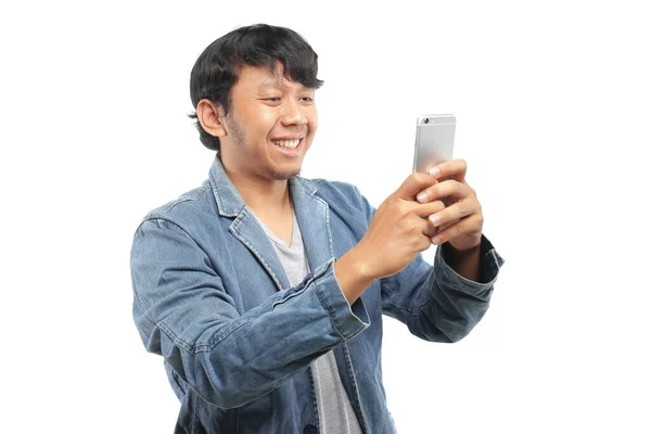 Ung Asiatisk Man Med Hjälp Smartphone — Stockfoto