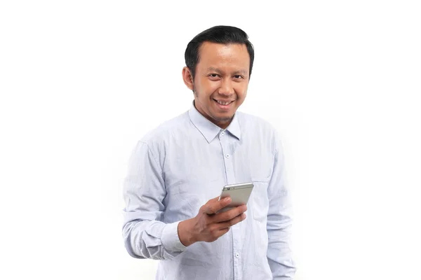 Genç Asyalı adam akıllı telefon kullanıyor. 