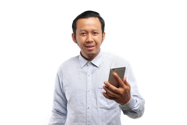 스마트폰을 사용하는 아시아인 — 스톡 사진