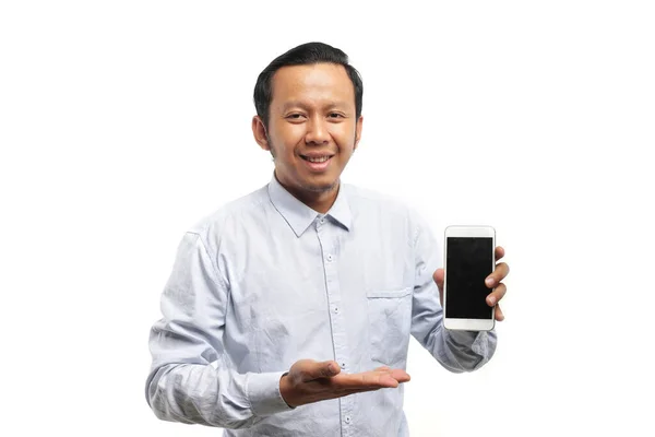 Genç Asyalı adam akıllı telefon kullanıyor. 