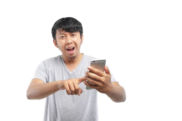 Młody Azji Człowiek Pomocą Smartfona — Zdjęcie stockowe