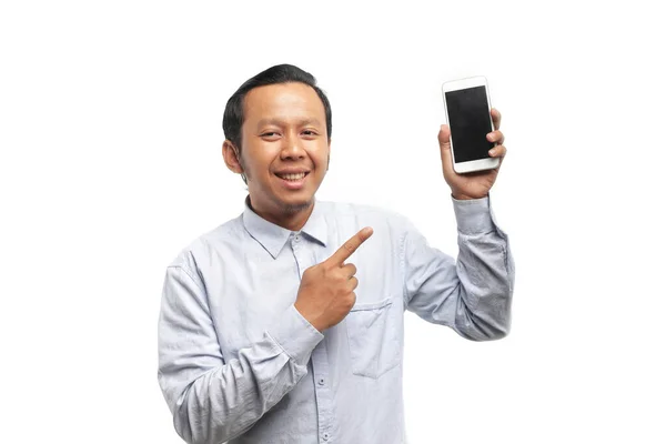 Genç Asyalı adam akıllı telefon kullanıyor. 