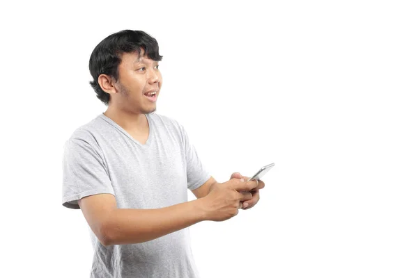 スマートフォンを使ってアジア系の若者が — ストック写真