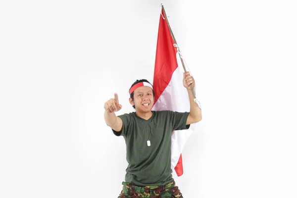 Veteran Indonesia Manusia Dengan Gerakan Jari Depan Menggunakan Bendera Terisolasi — Stok Foto