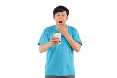 Genç Asyalı adam akıllı telefon kullanıyor. 