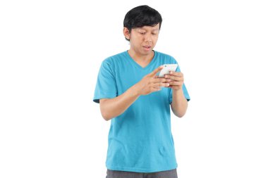 Genç Asyalı adam akıllı telefon kullanıyor. 