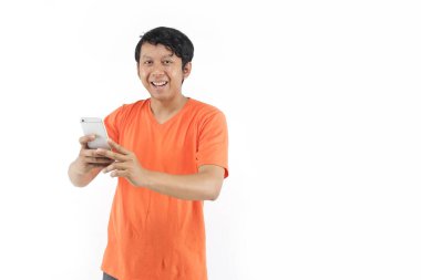 Genç Asyalı adam akıllı telefon kullanıyor. 