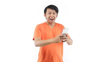 Genç Asyalı adam akıllı telefon kullanıyor. 