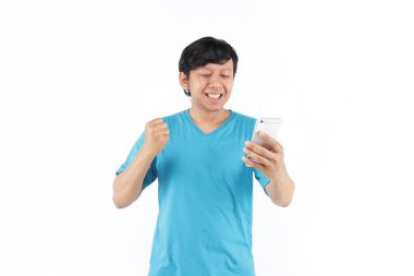 Genç Asyalı adam akıllı telefon kullanıyor. 