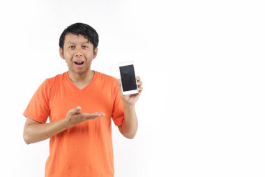 Genç Asyalı adam akıllı telefon kullanıyor. 