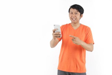 Genç Asyalı adam akıllı telefon kullanıyor. 