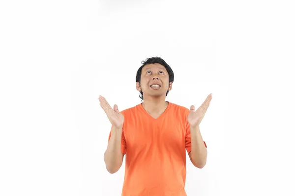 Retrato Hombre Indonesio Feliz Sorprendido Mirando Hacia Arriba Con Espacio — Foto de Stock