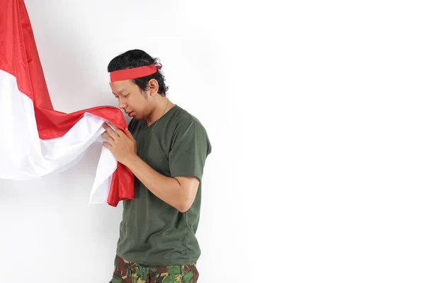 Pemuda Indonesia Pria Mencium Bendera Bangsa Merah Dan Putih Untuk — Stok Foto