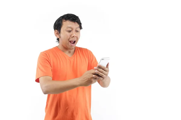 Genç Asyalı adam akıllı telefon kullanıyor. 