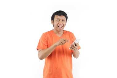 Genç Asyalı adam akıllı telefon kullanıyor. 