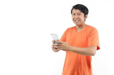 Genç Asyalı adam akıllı telefon kullanıyor. 