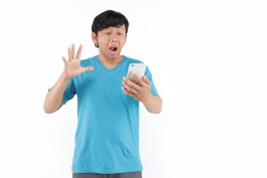 Genç Asyalı adam akıllı telefon kullanıyor. 