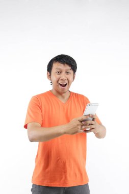 Genç Asyalı adam akıllı telefon kullanıyor. 