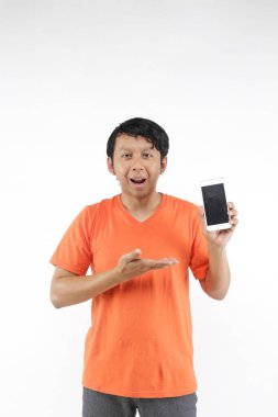 Genç Asyalı adam akıllı telefon kullanıyor. 