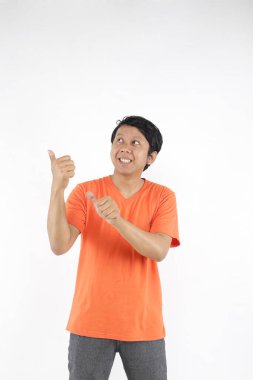 Asyalı adam turuncu tişörtle şok oldu.