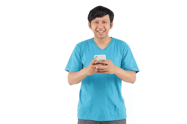 Fiatal Ázsiai Férfi Használ Smartphone — Stock Fotó