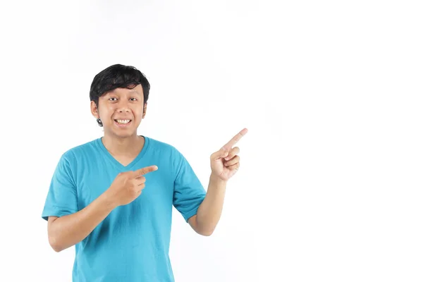 Asiático Homem Sorrindo Apontando Espaço Branco Com Azul Shirt — Fotografia de Stock