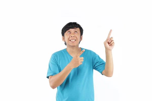Aziatische Mannen Portret Omhoog Wijzend Lege Ruimte Met Blauw Shirt — Stockfoto